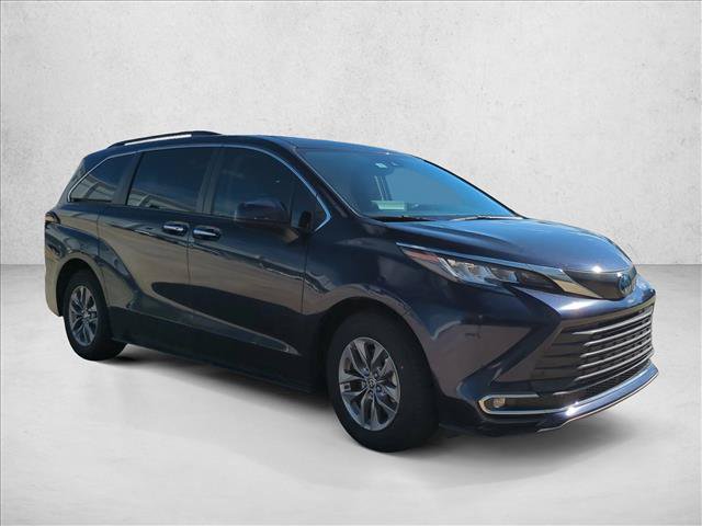 Certified 2023 Toyota Sienna XLE FWD image 3