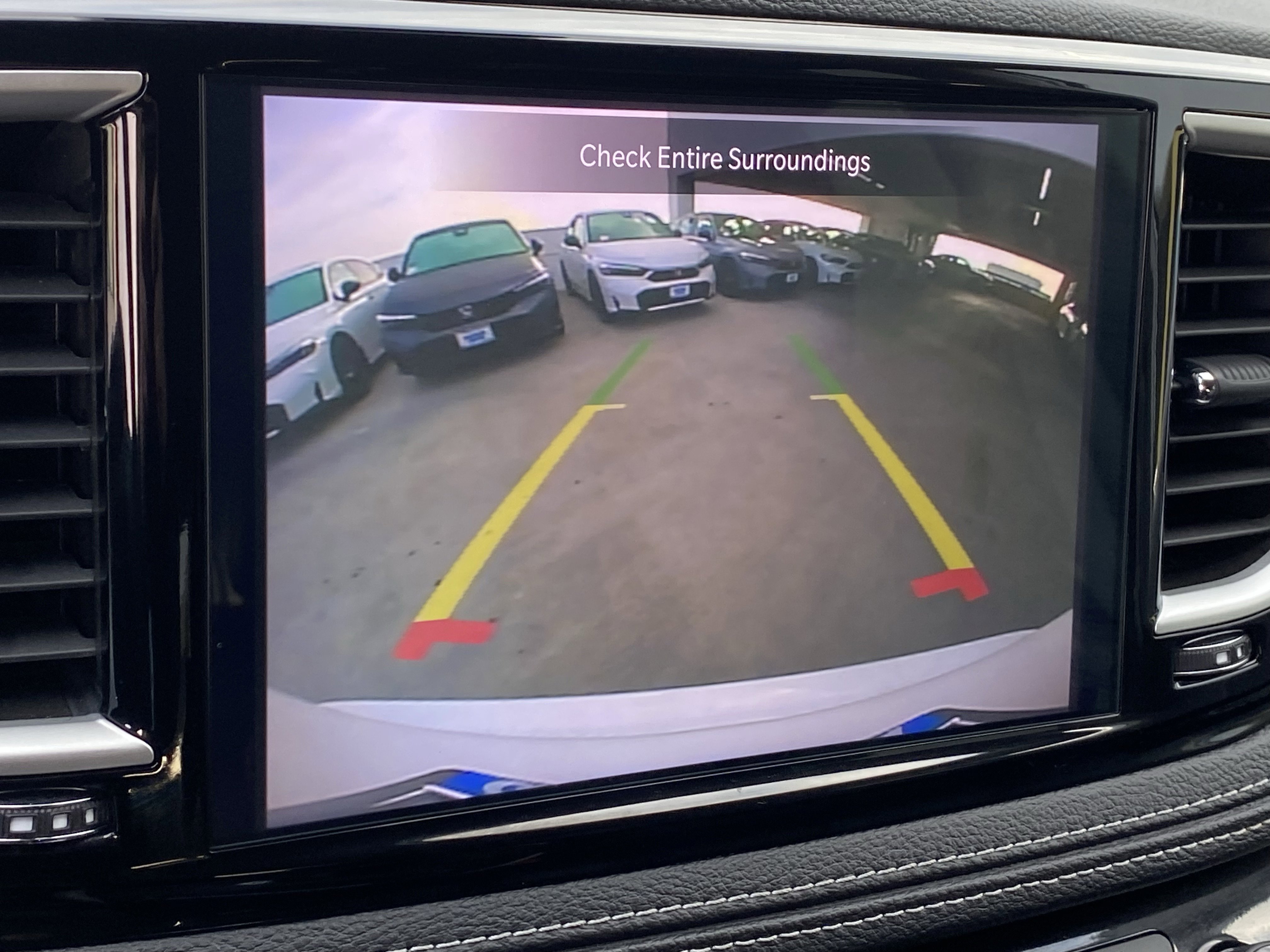 Used 2024 Chrysler Pacifica Select image 21