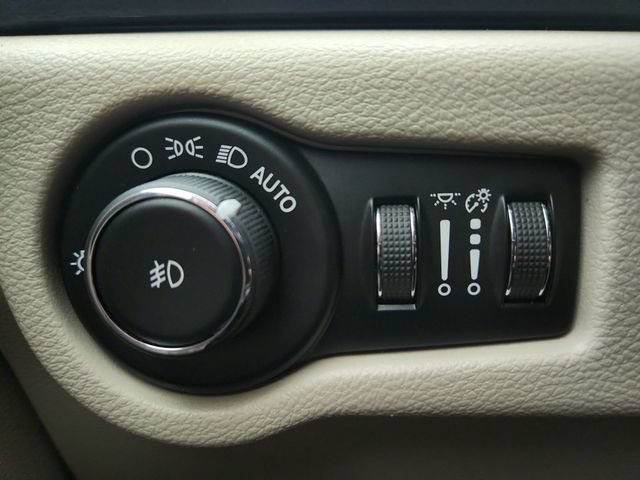 Used 2019 Chrysler Pacifica Touring-L FWD image 19