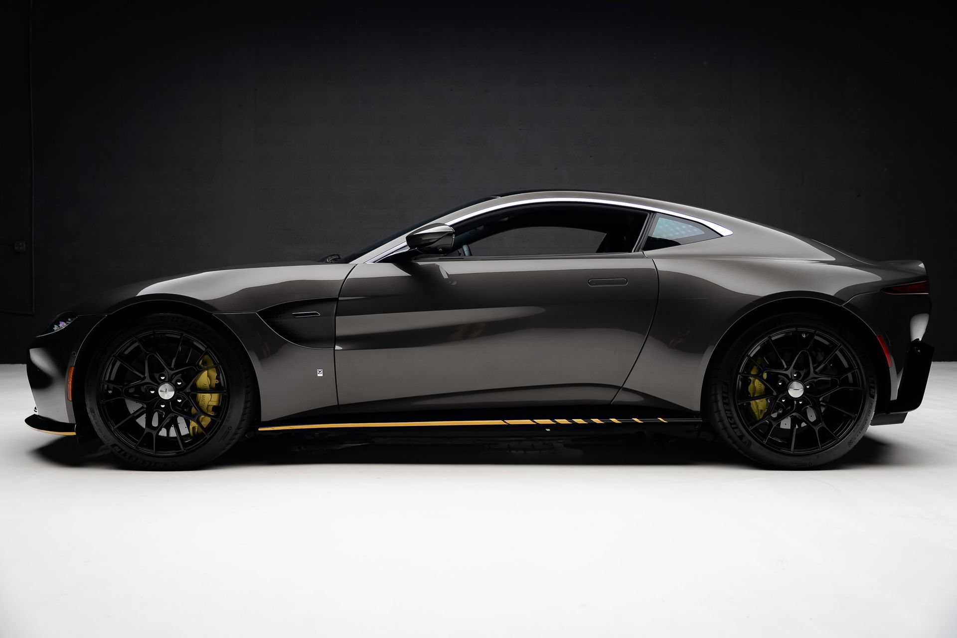 Used 2022 Aston Martin V8 Vantage Coupe RWD image 23