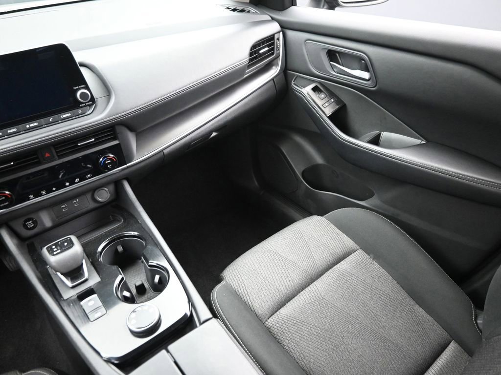 Used 2025 Nissan Rogue SV image 12