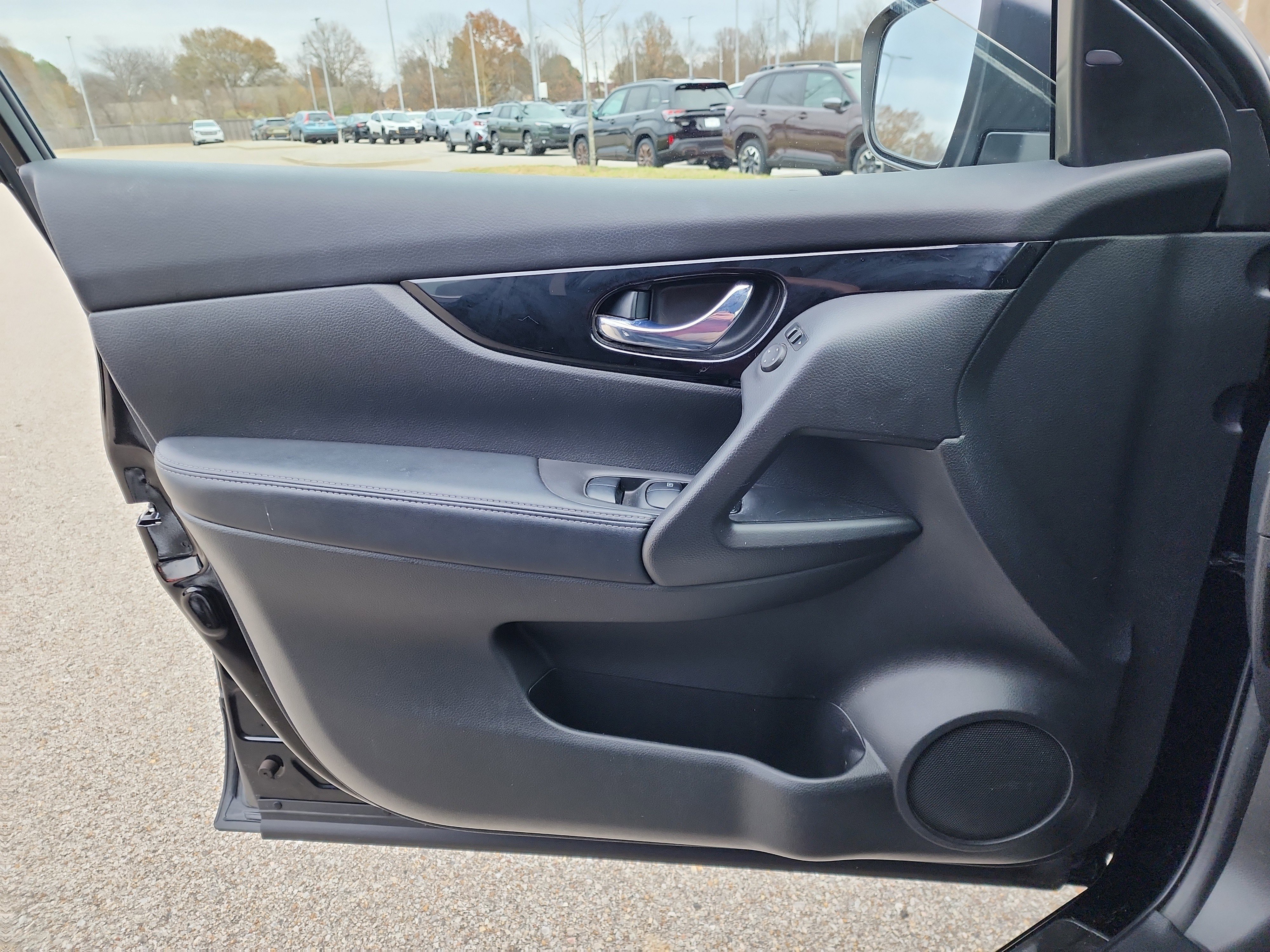 Used 2019 Nissan Rogue Sport SV w/ Technology Package image 17