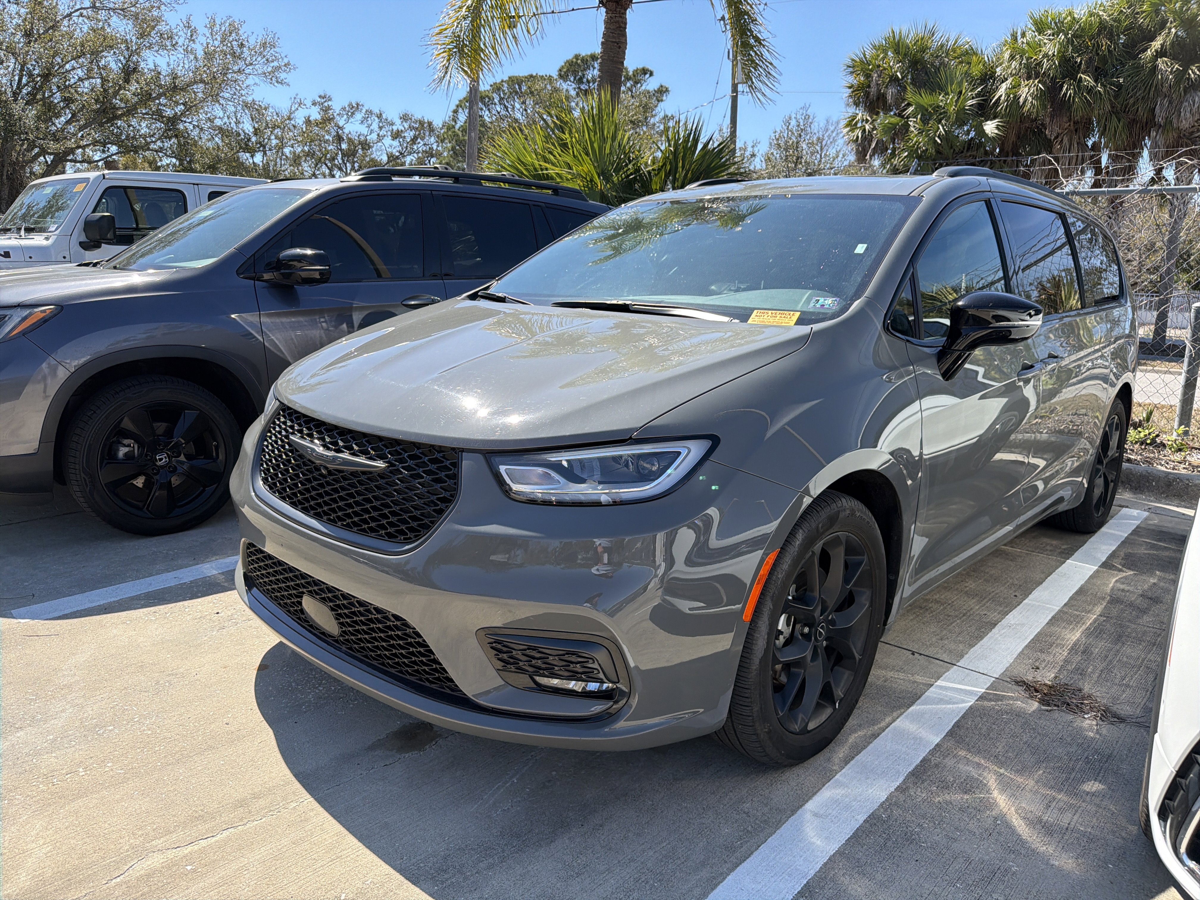 Used 2025 Chrysler Pacifica Limited image 3