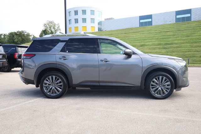 Used 2025 Nissan Pathfinder SL w/ SL Premium Package AWD/4WD image 4