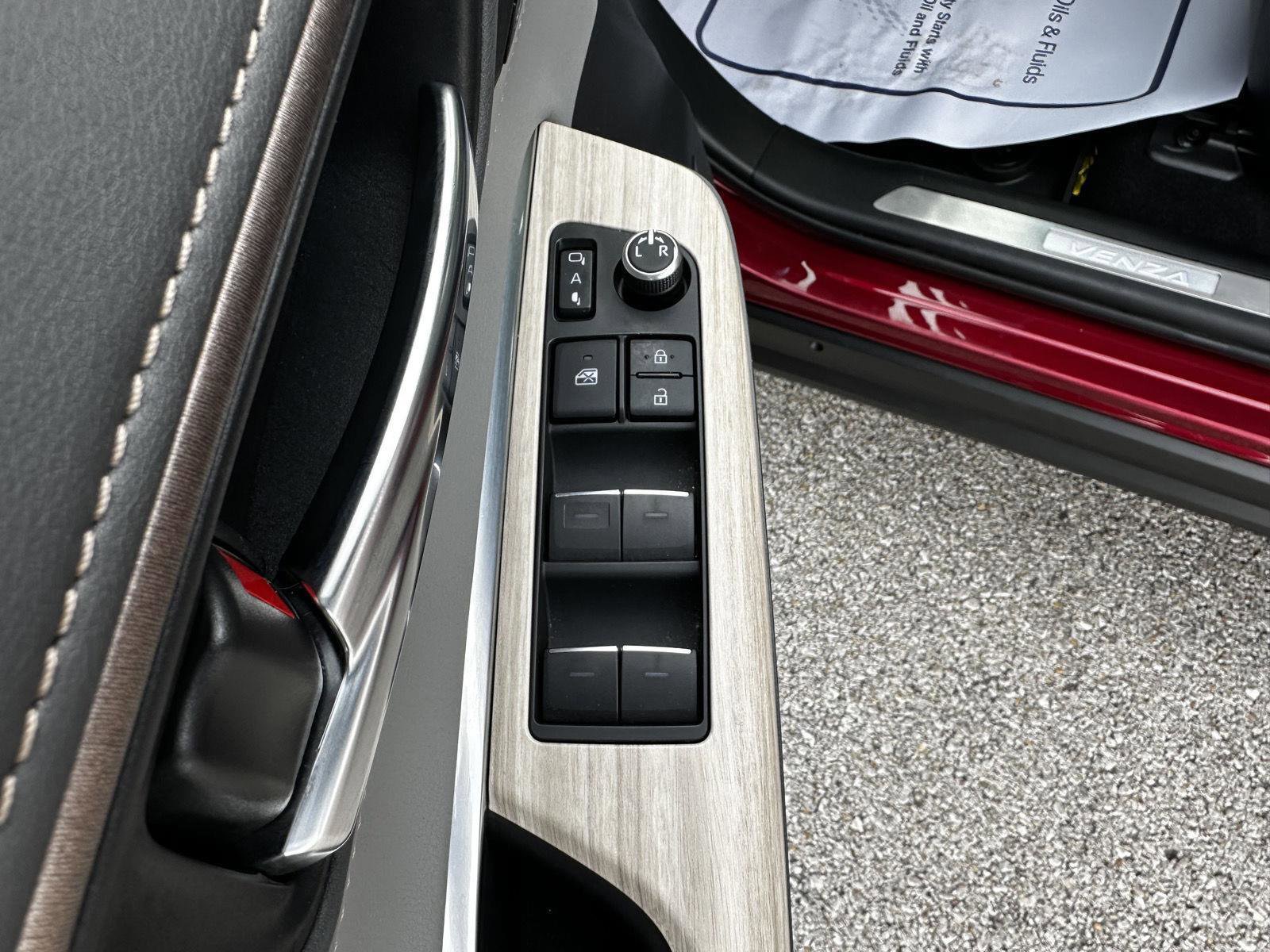 Used 2021 Toyota Venza Limited AWD/4WD image 9
