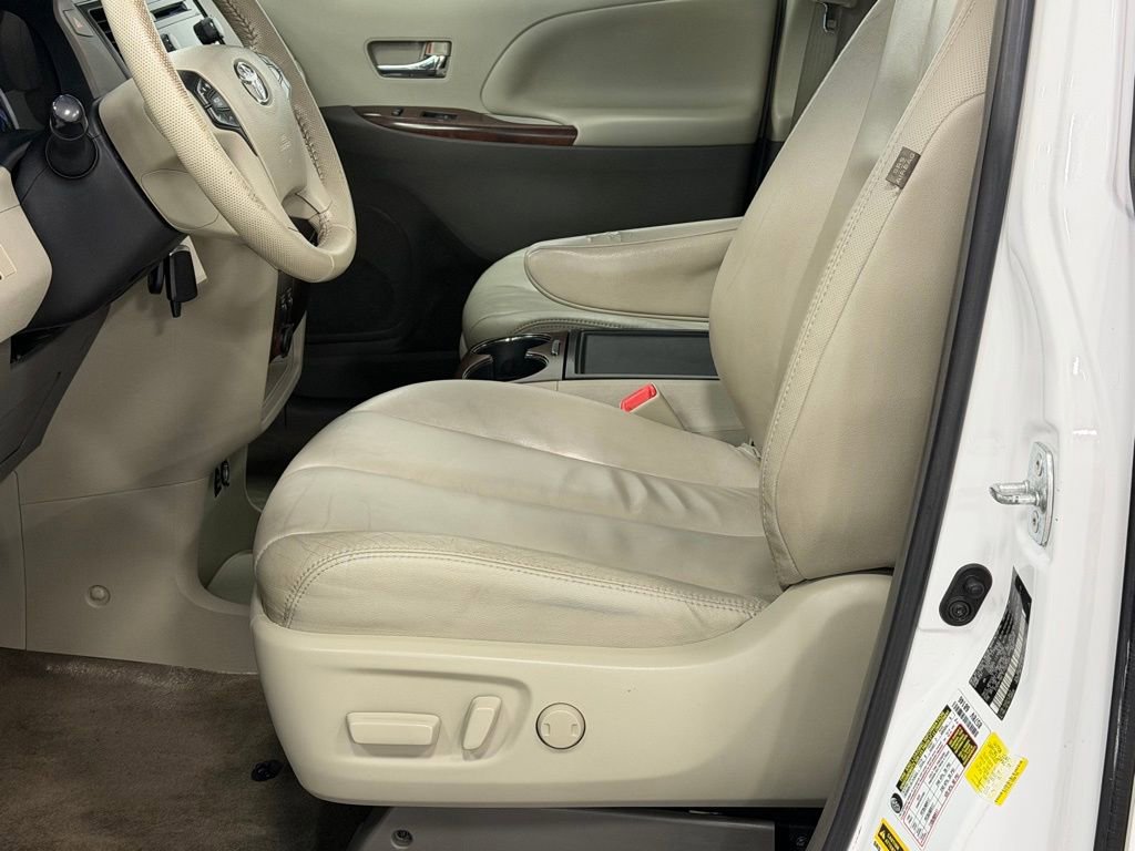 Used 2014 Toyota Sienna XLE image 12