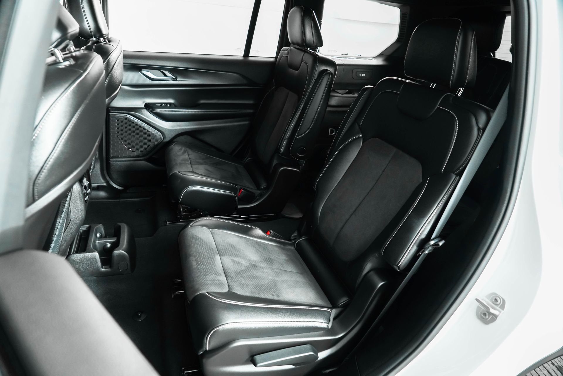 Used 2024 Jeep Grand Cherokee L Altitude image 19