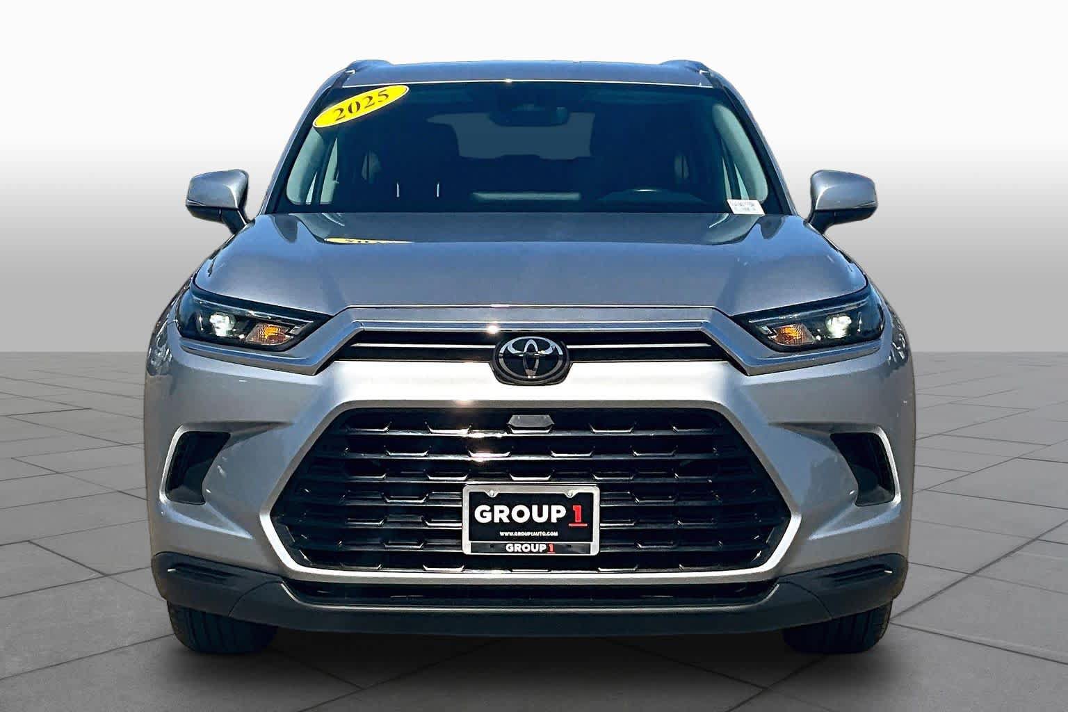 Used 2025 Toyota Grand Highlander AWD image 3