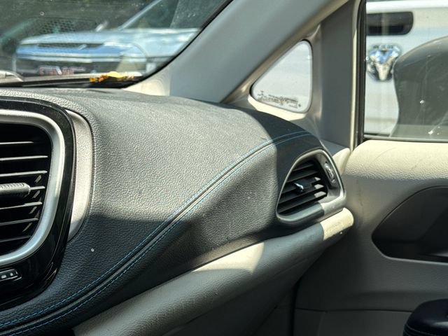 Used 2021 Chrysler Pacifica Touring-L FWD image 28