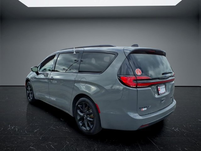 Used 2025 Chrysler Pacifica Limited FWD image 6