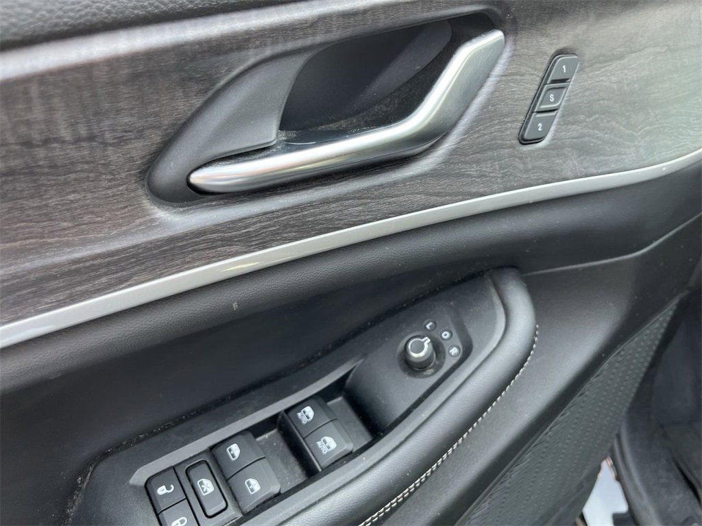 Used 2023 Jeep Grand Cherokee L Limited w/ Black Appearance Package image 24