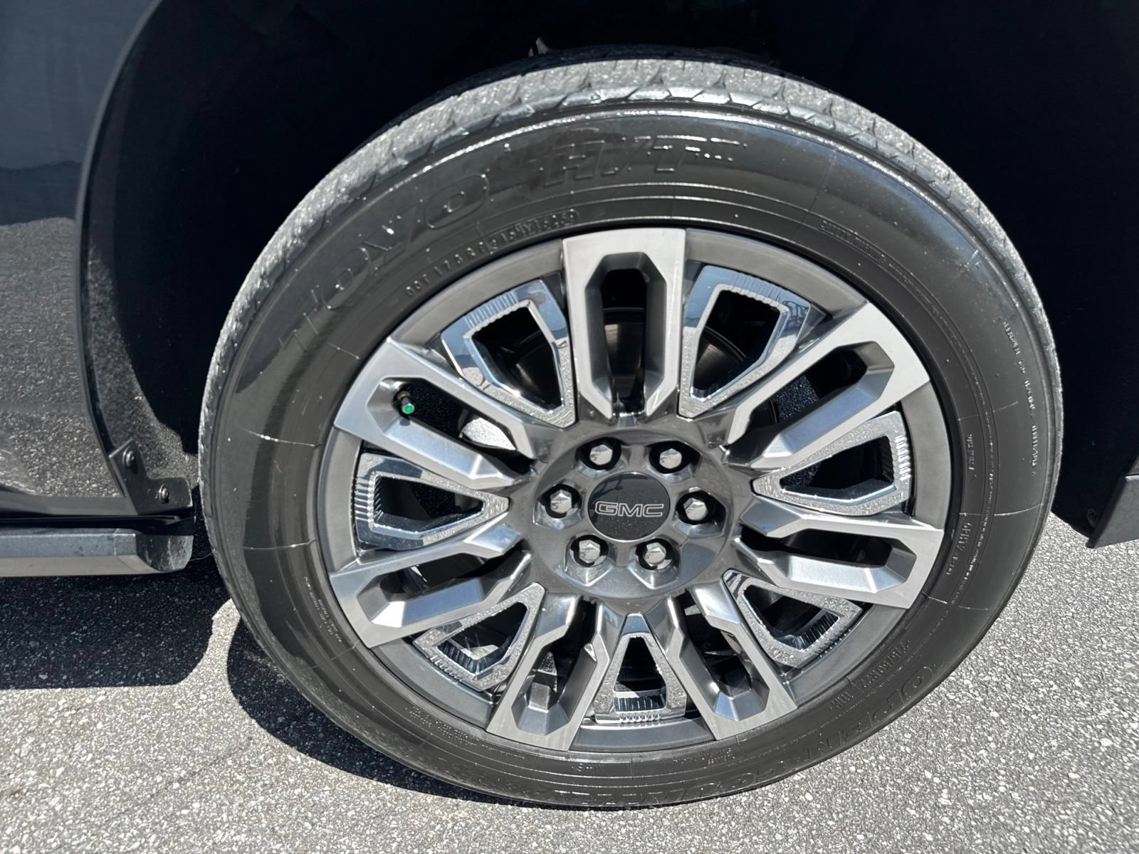 Used 2024 GMC Yukon XL Denali Ultimate AWD/4WD image 9