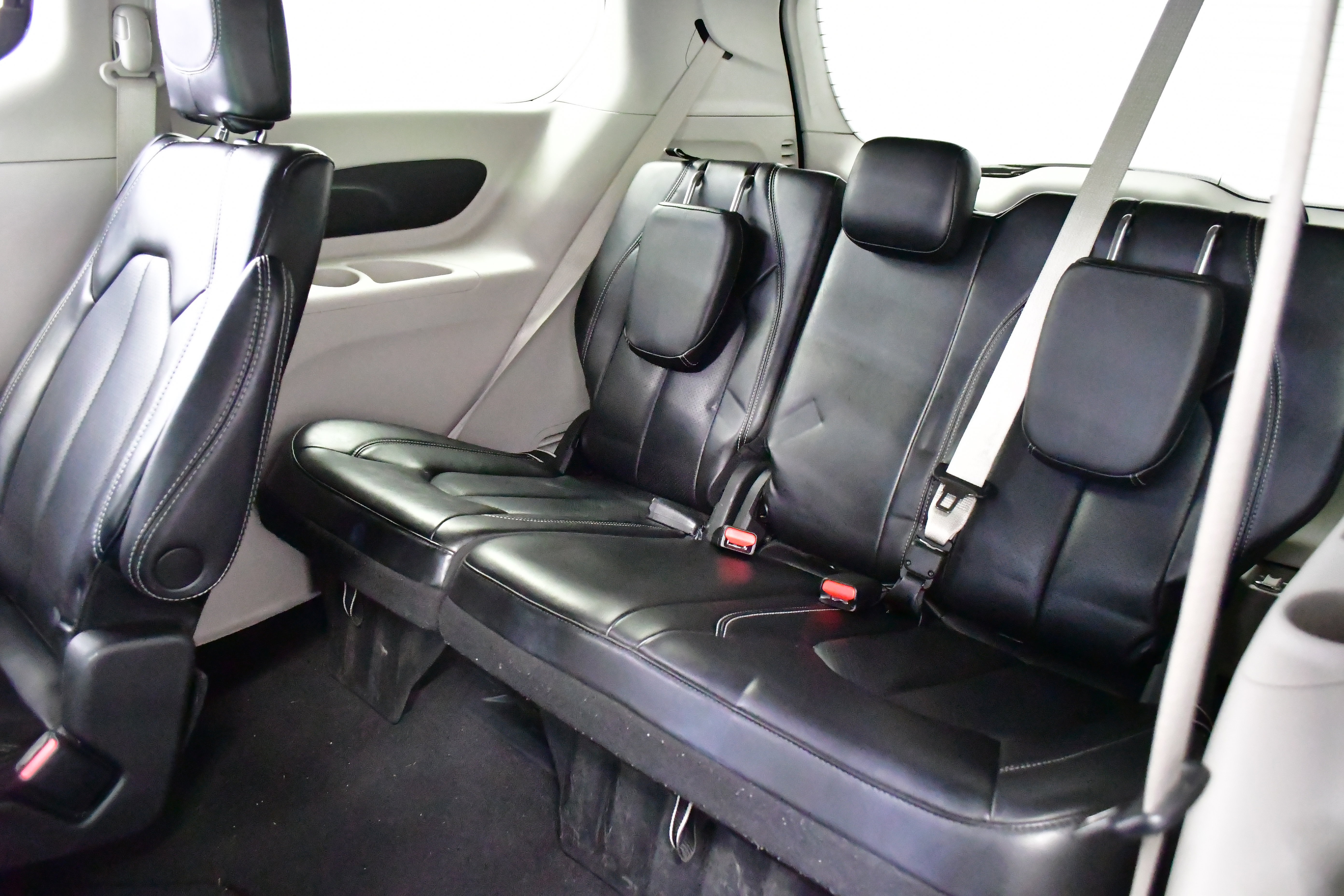 Used 2023 Chrysler Pacifica Touring-L FWD image 11