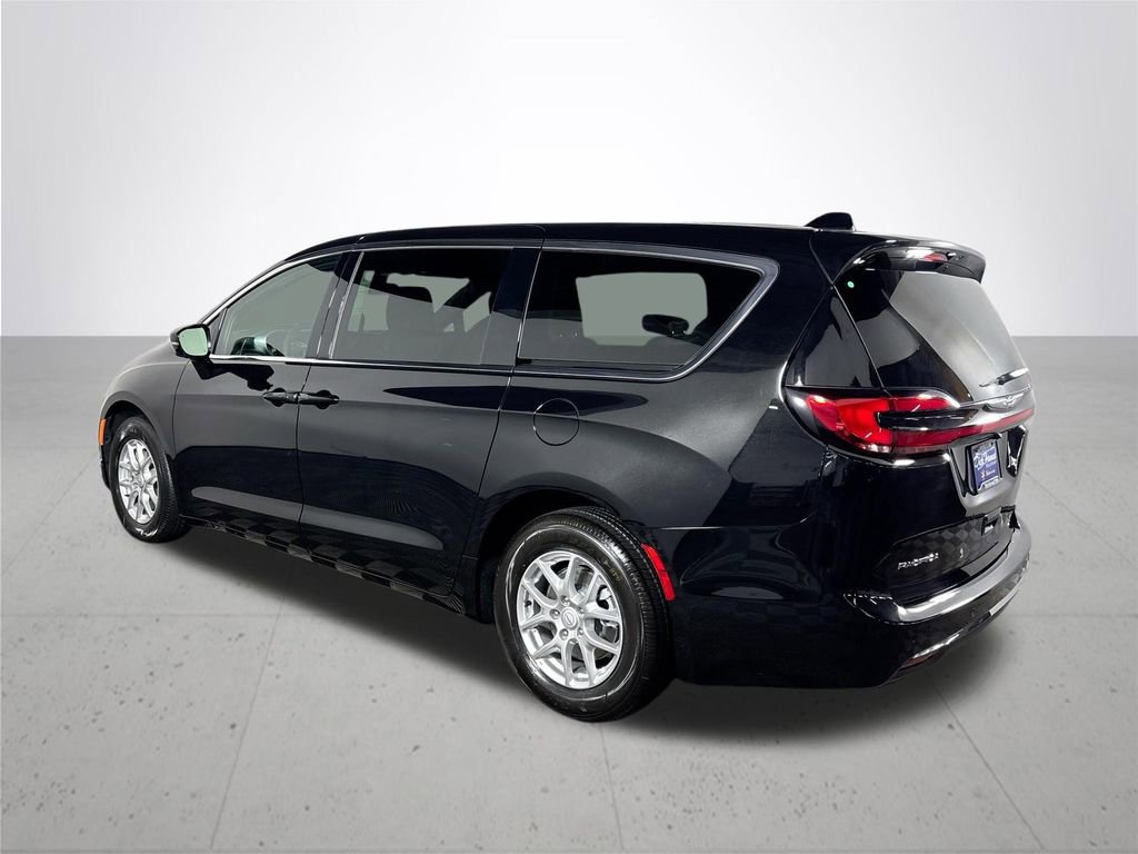 New 2026 Chrysler Pacifica Select image 8