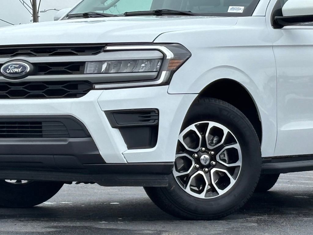 Used 2024 Ford Expedition XLT RWD image 2