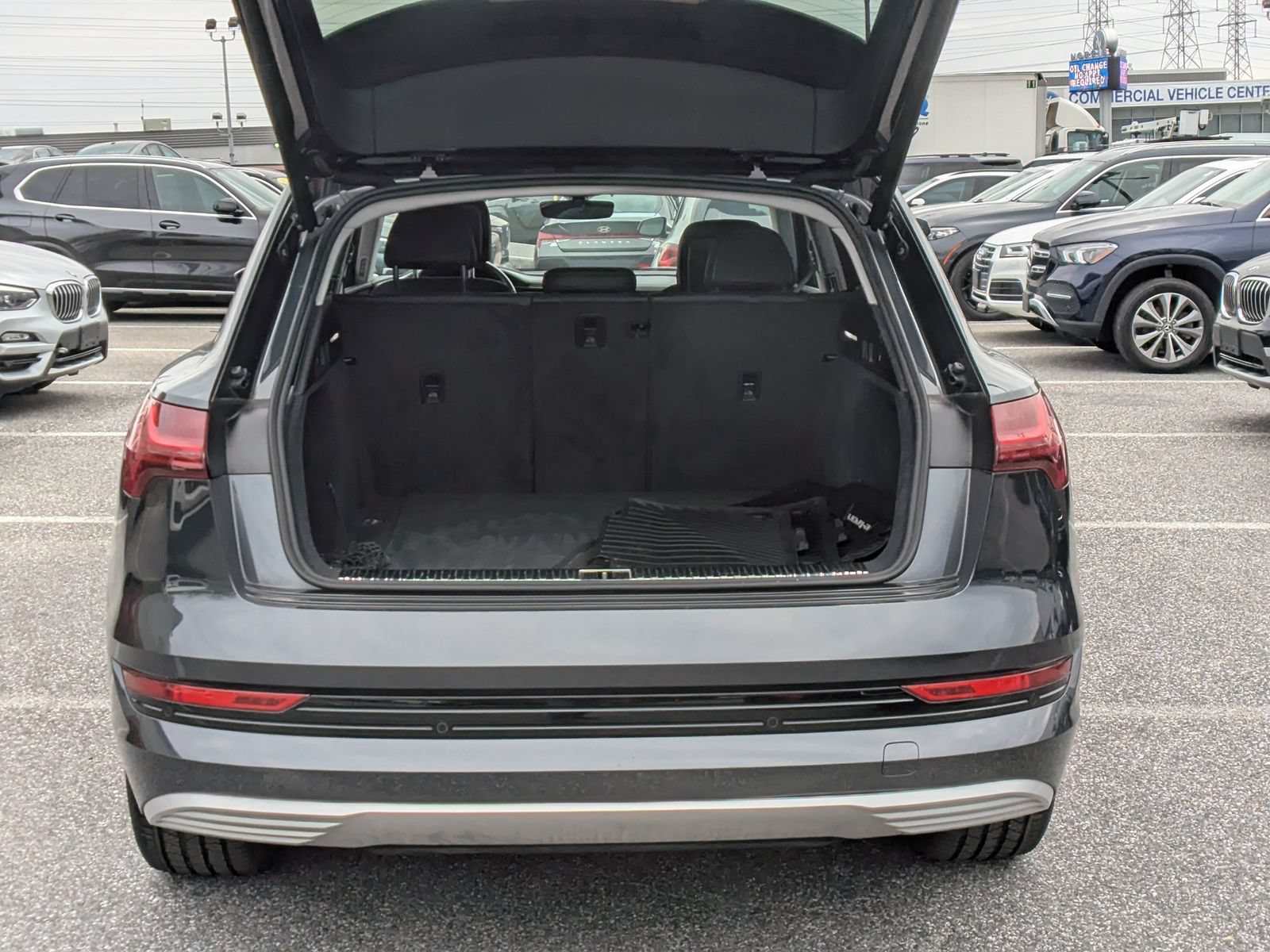 Used 2019 Audi e-tron Prestige w/ Prestige Package AWD/4WD image 5