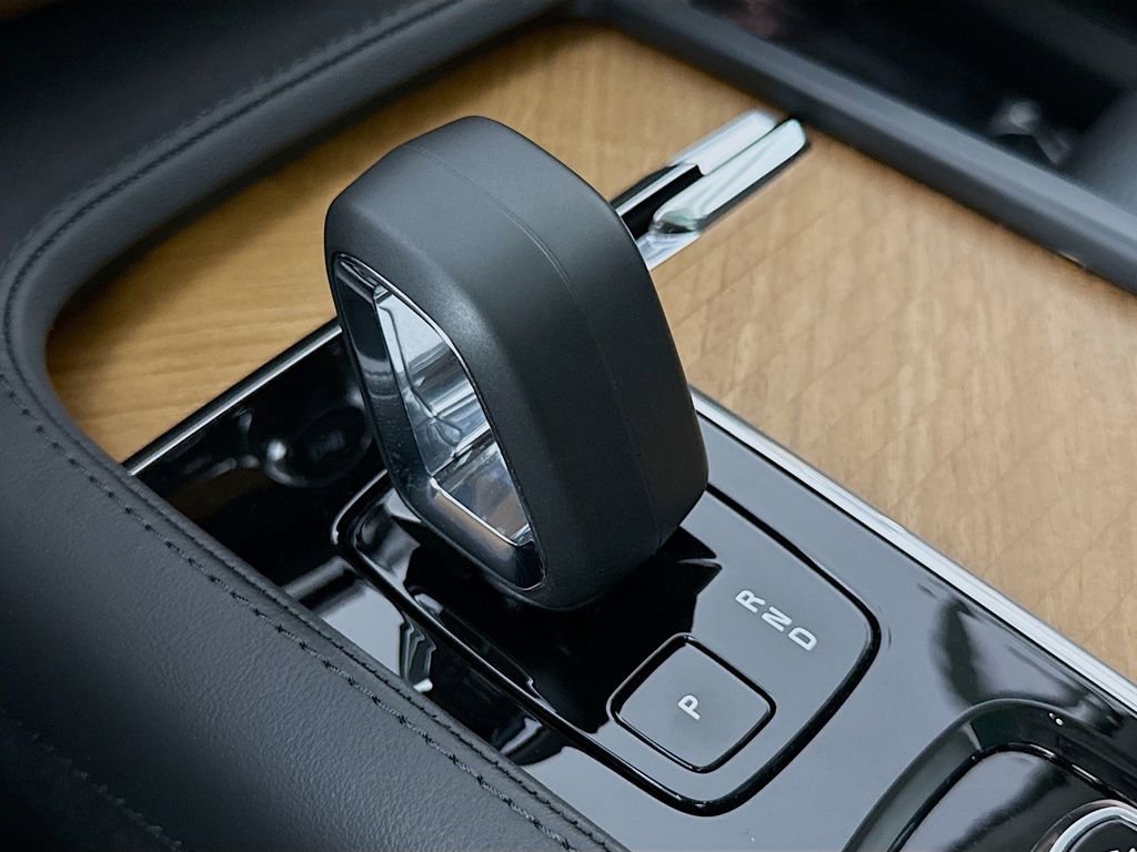 Certified 2025 Volvo XC90 B6 Core image 17