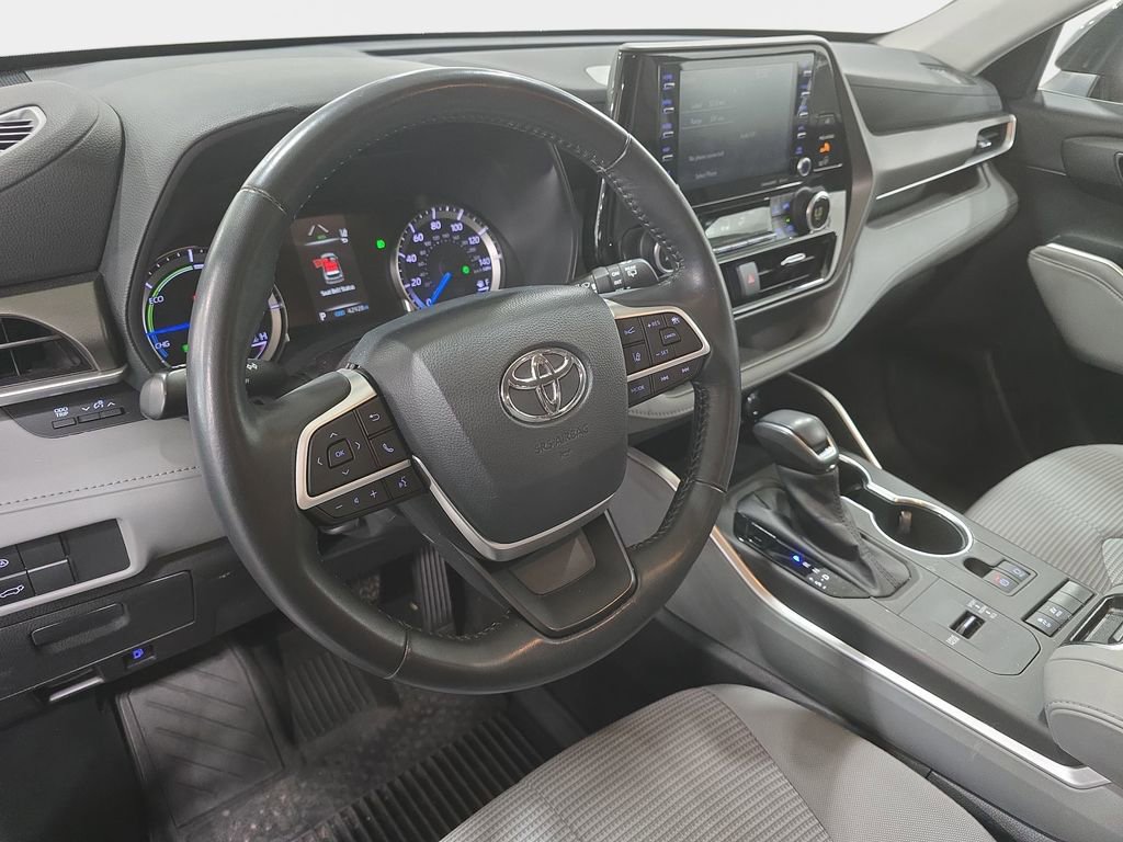Used 2022 Toyota Highlander LE image 16