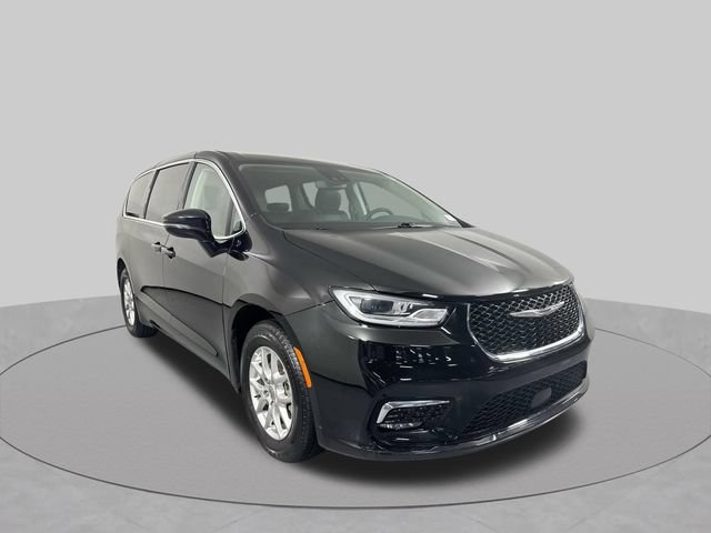 Used 2024 Chrysler Pacifica Touring-L FWD image 3