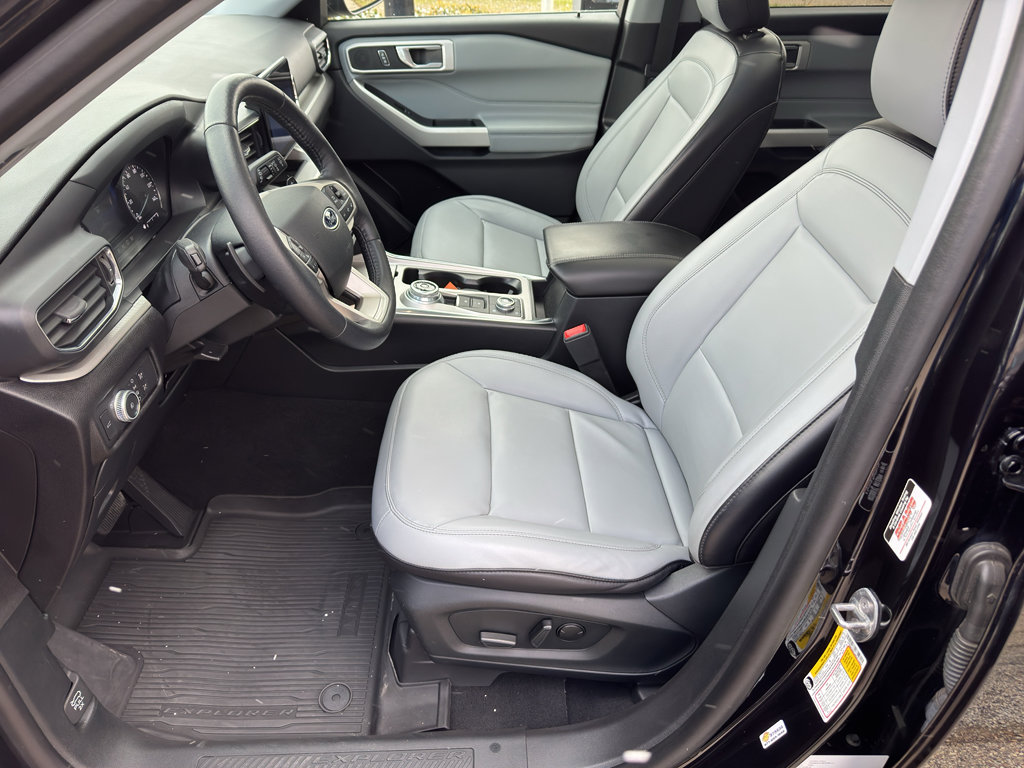 Used 2021 Ford Explorer XLT w/ XLT Sport Appearance Package image 17