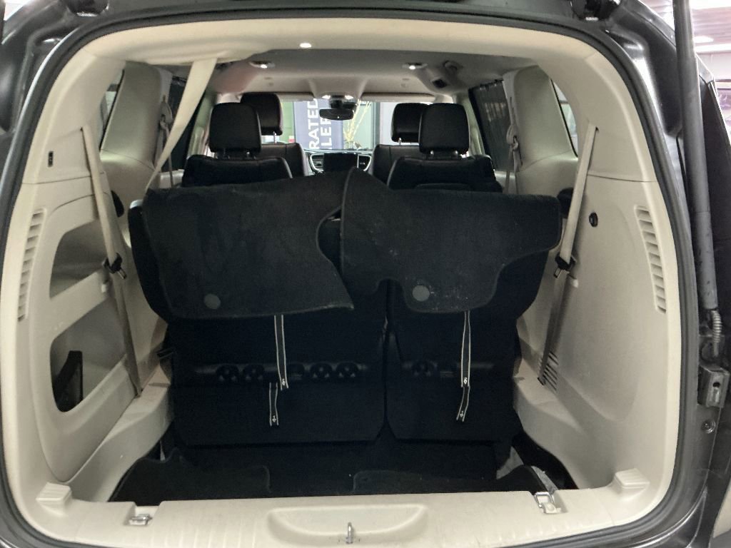 Used 2023 Chrysler Pacifica Touring-L FWD image 5