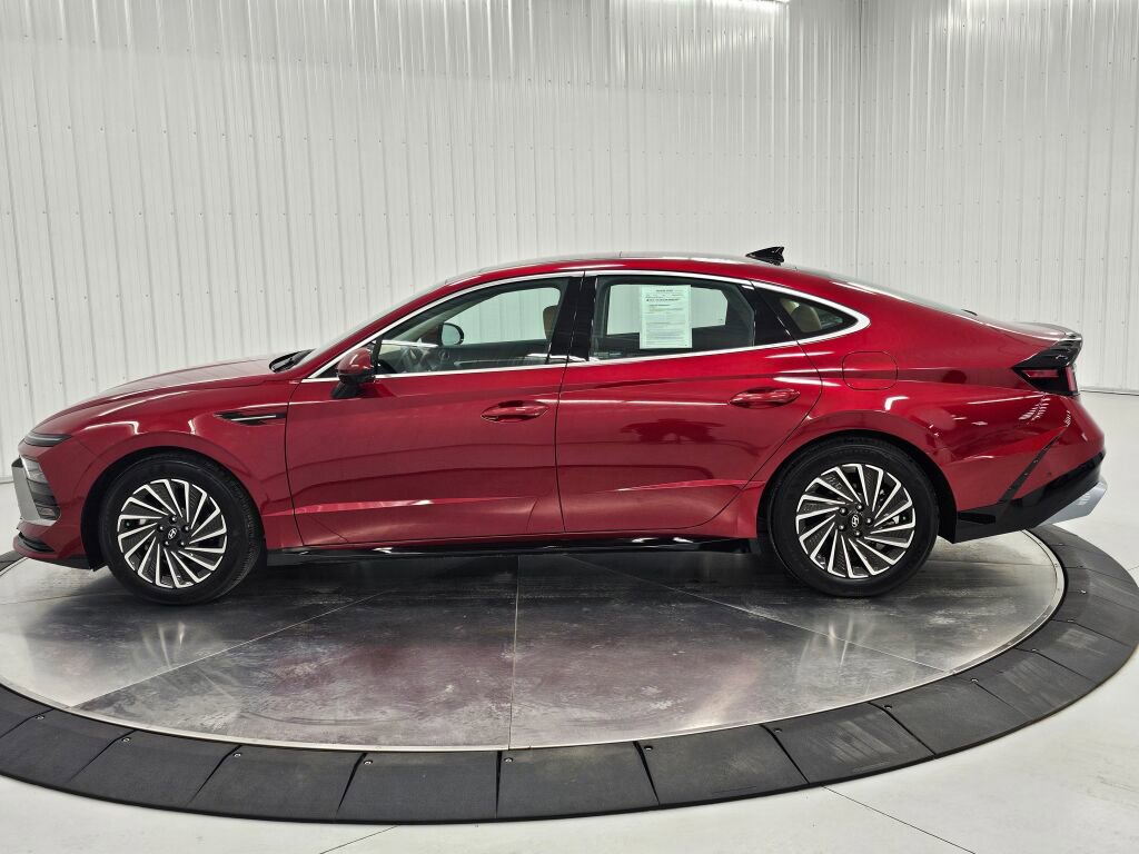 Used 2025 Hyundai Sonata Limited FWD image 2