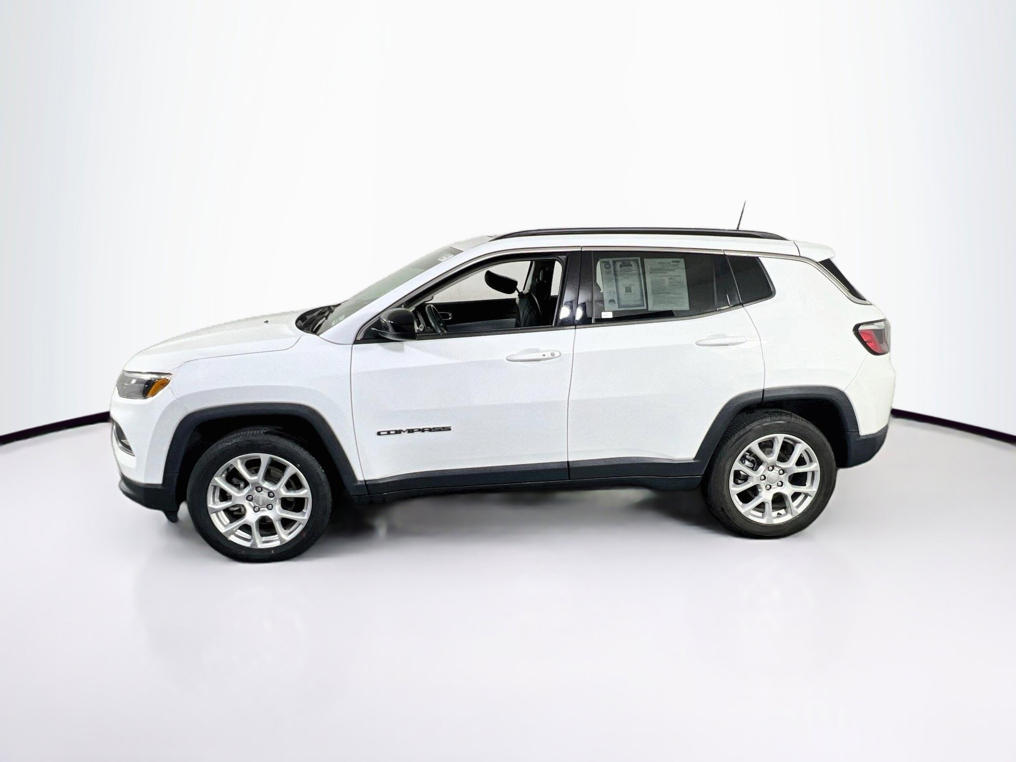 Used 2022 Jeep Compass Latitude w/ Sun and Sound Group AWD/4WD image 8
