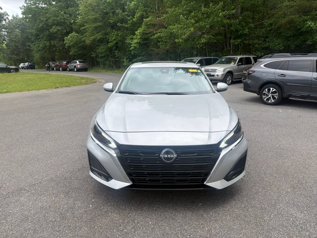 Used 2024 Nissan Altima 2.5 SV w/ SV Premium Package AWD/4WD image 2
