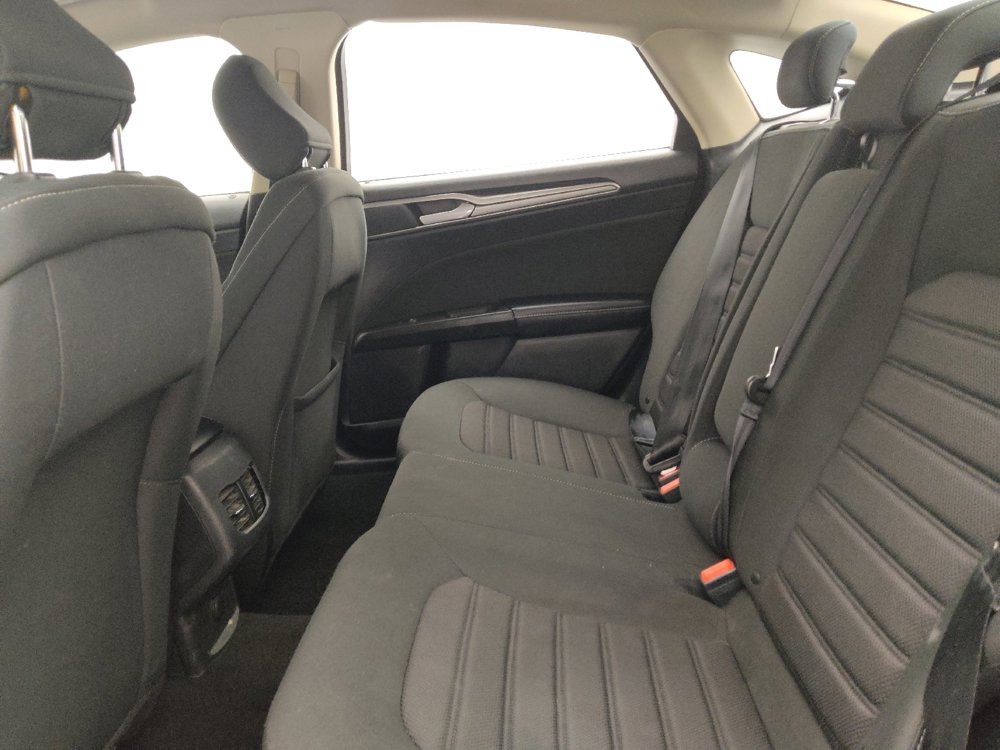 Used 2020 Ford Fusion SE FWD image 18