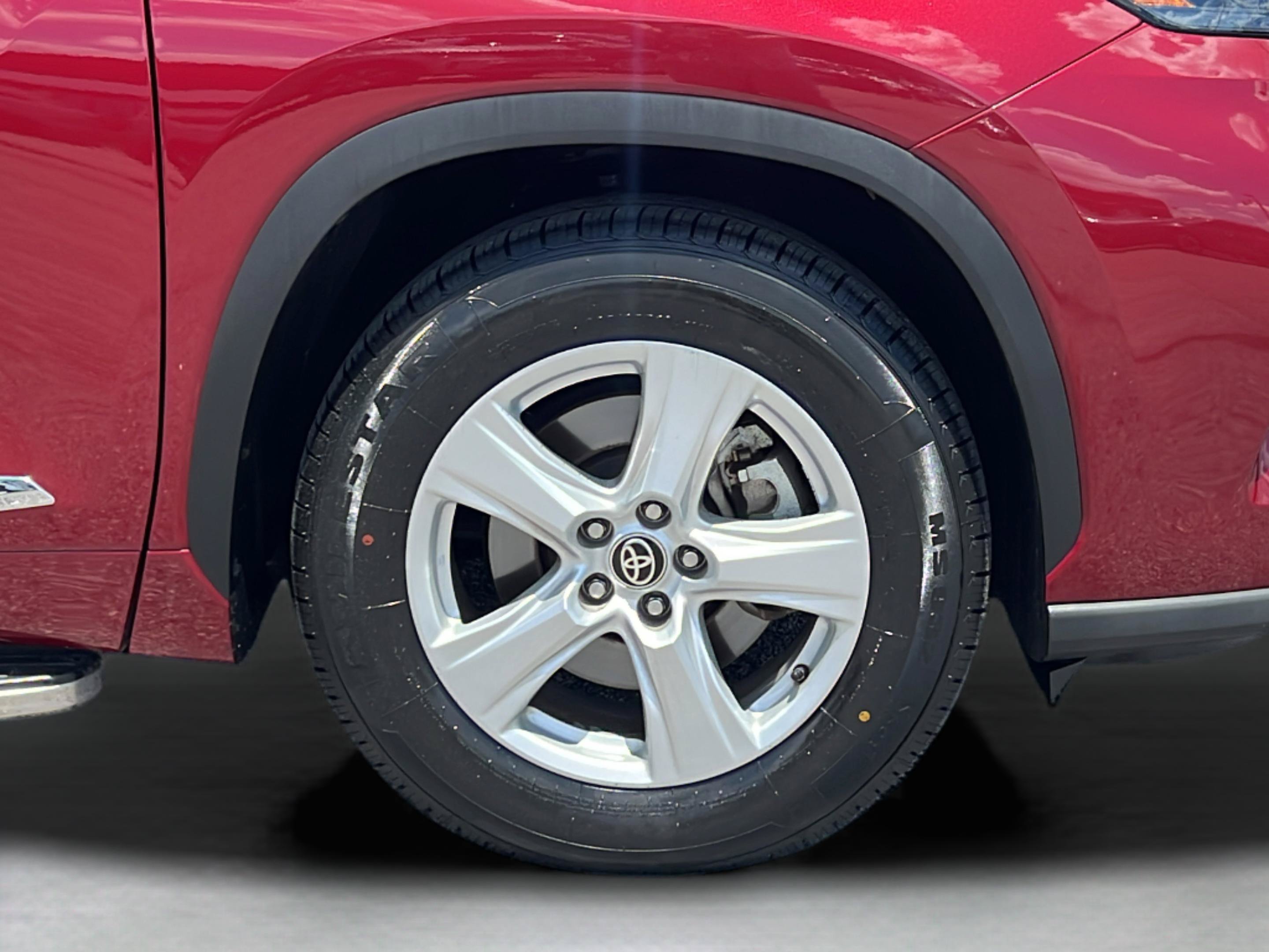 Used 2022 Toyota Highlander LE FWD image 25