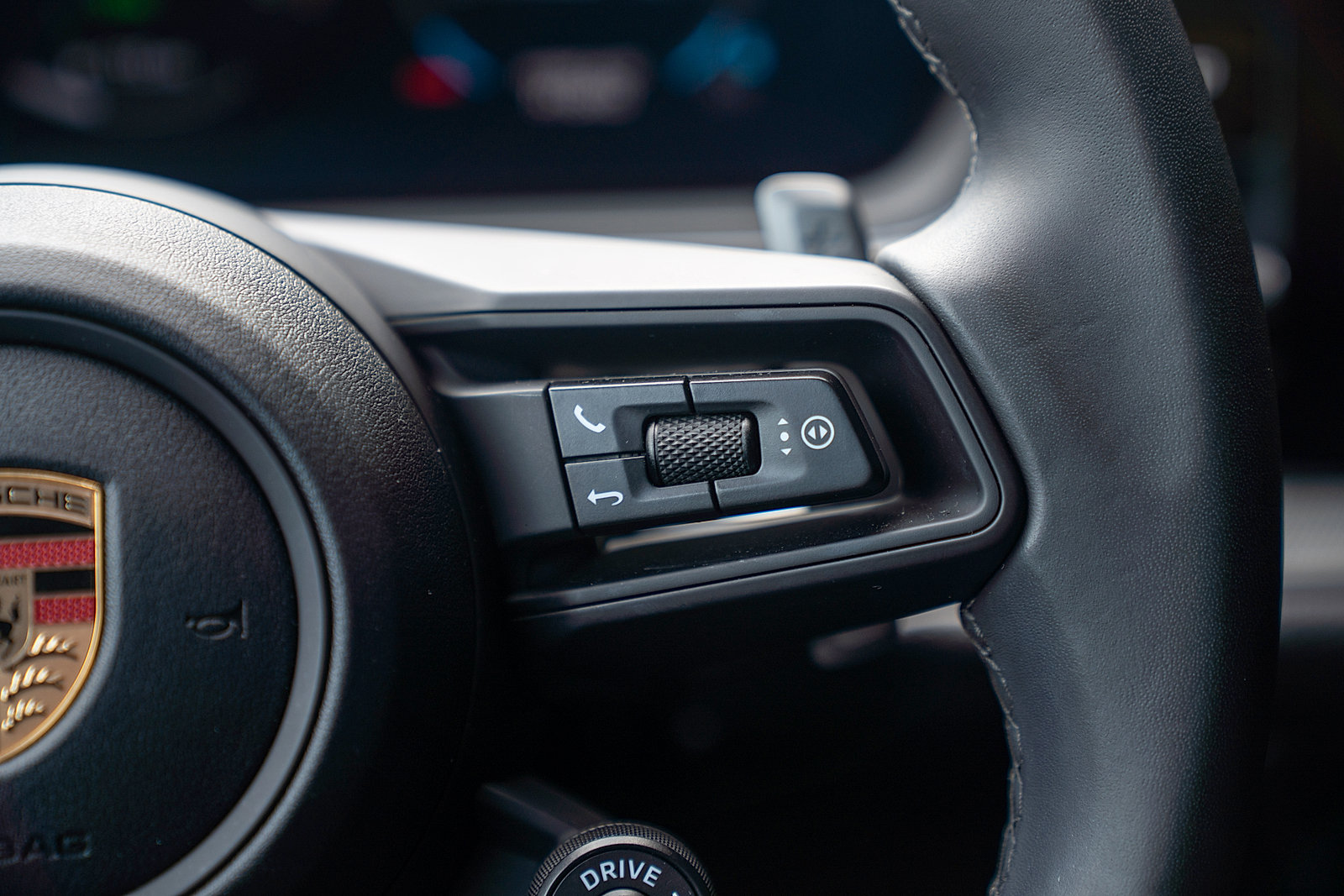 Certified 2025 Porsche Cayenne E-Hybrid w/ Premium Package Plus AWD/4WD image 8