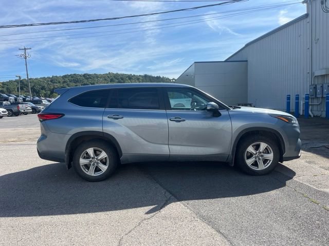 Used 2023 Toyota Highlander LE AWD/4WD image 4