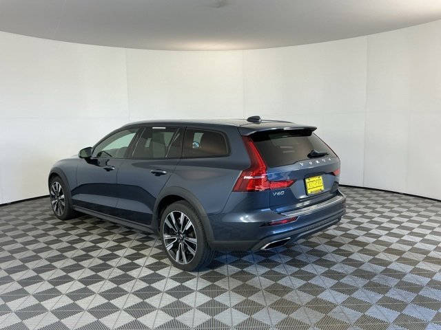 Used 2021 Volvo V60 T5 Cross Country image 7