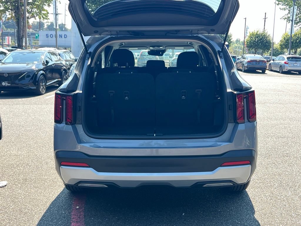 Certified 2025 Kia Sorento LX FWD image 8