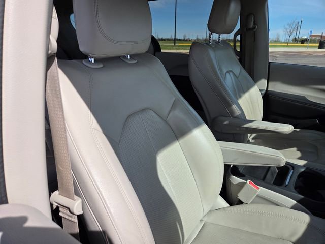 Used 2018 Chrysler Pacifica Touring-L FWD image 36
