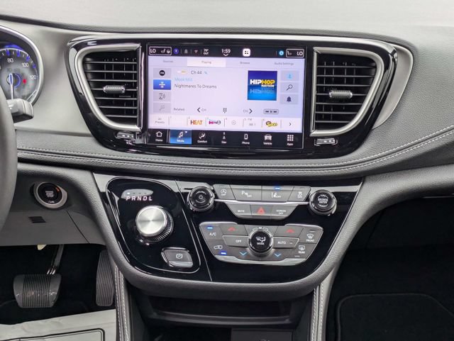 New 2027 Chrysler Pacifica Limited w/ Family Tech Group AWD/4WD image 19