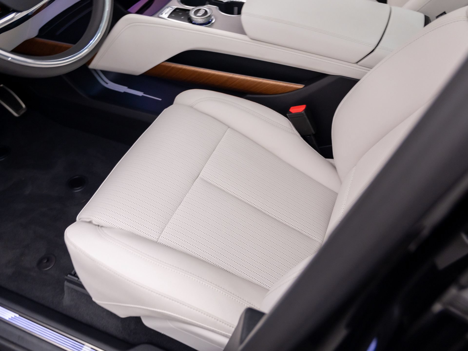 New 2027 Cadillac Vistiq Sport w/ LPO, Floor Liner Package AWD/4WD image 14