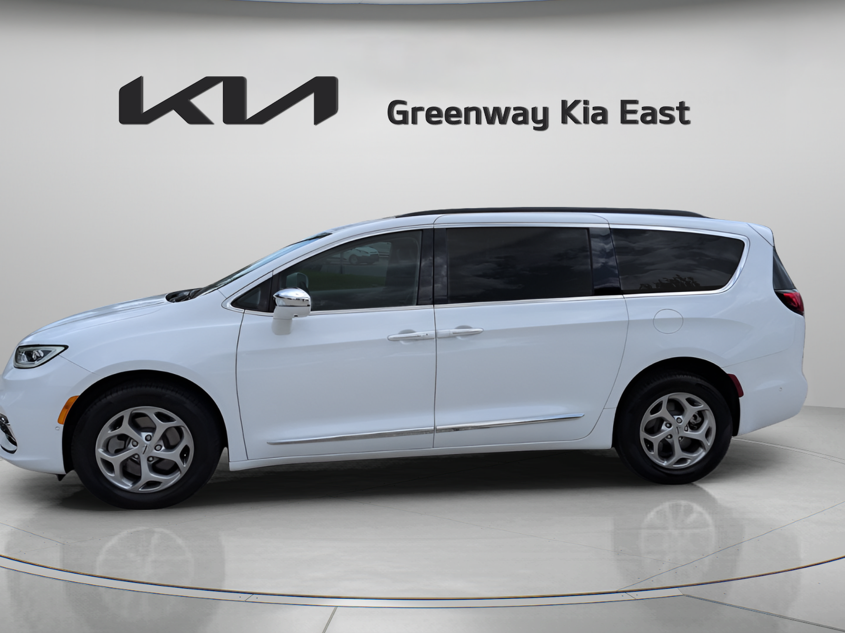 Used 2022 Chrysler Pacifica Limited AWD/4WD image 9