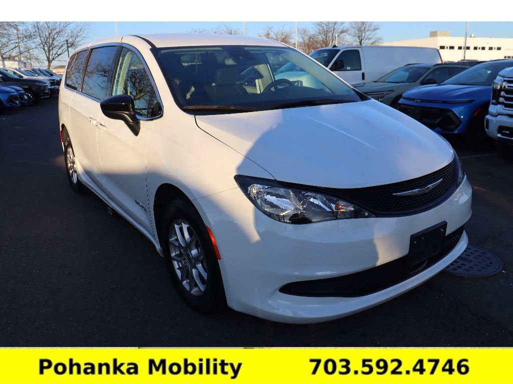 Used 2024 Chrysler Voyager LX FWD image 3