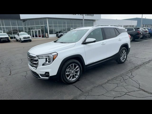 Certified 2024 GMC Terrain SLT w/ Infotainment Package II image 4