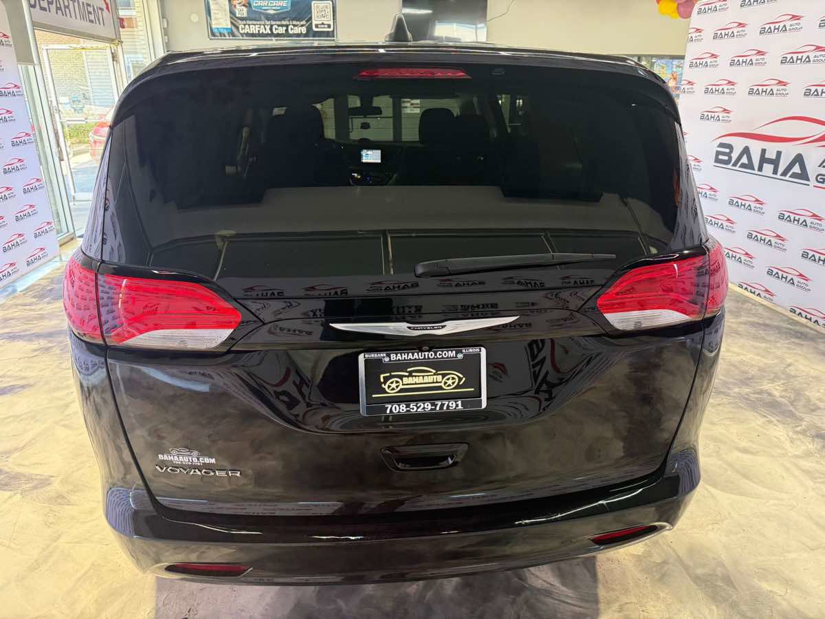 Used 2022 Chrysler Voyager LX image 8