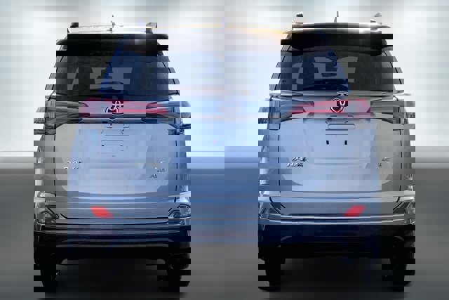 Used 2017 Toyota RAV4 LE image 3