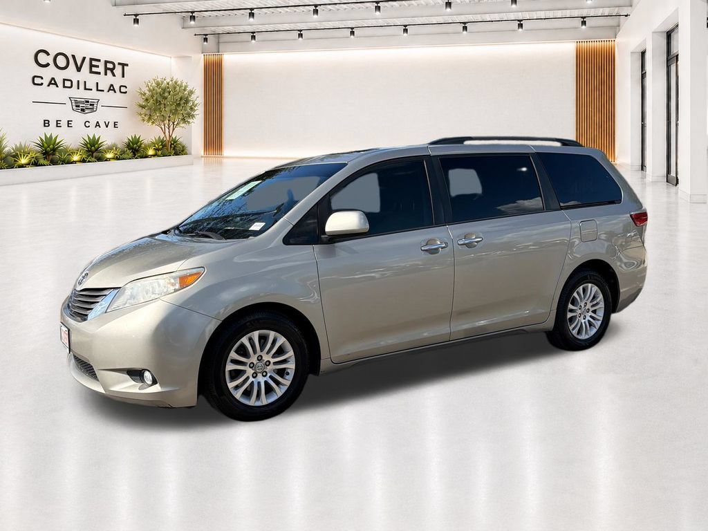 Used 2017 Toyota Sienna XLE w/ XLE Navigation Package FWD image 4