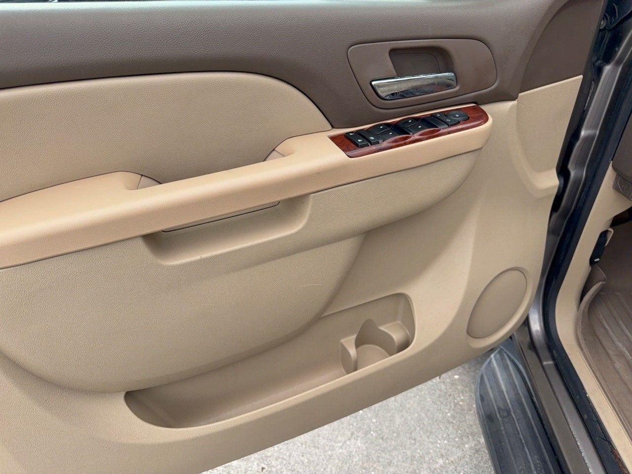 Used 2012 Chevrolet Suburban LS w/ Convenience Package 1 RWD image 13