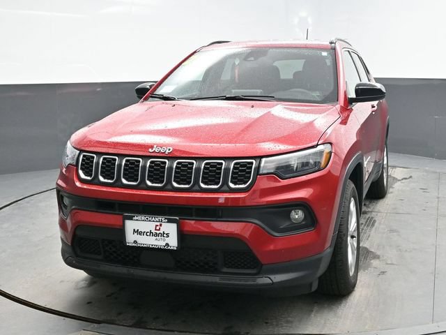 Used 2025 Jeep Compass Latitude AWD/4WD image 2
