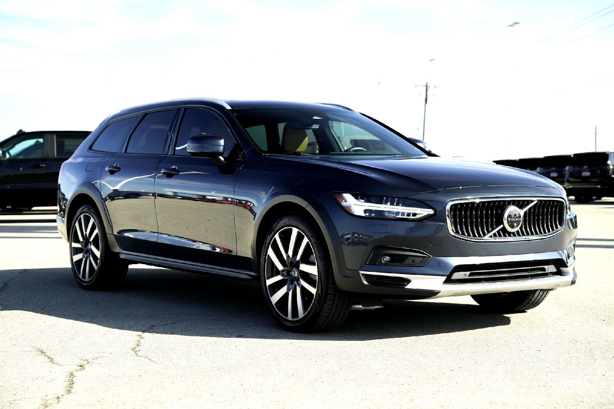 Used 2023 Volvo V90 B6 Cross Country Ultimate image 7