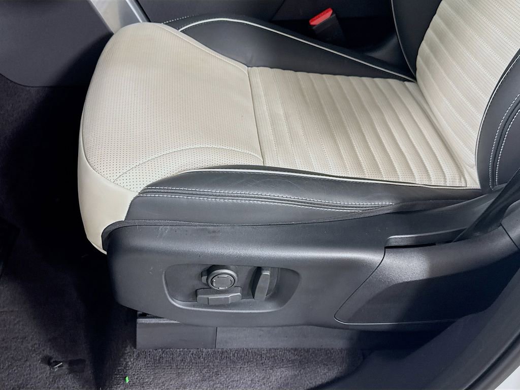 Used 2024 Land Rover Discovery Dynamic SE image 23