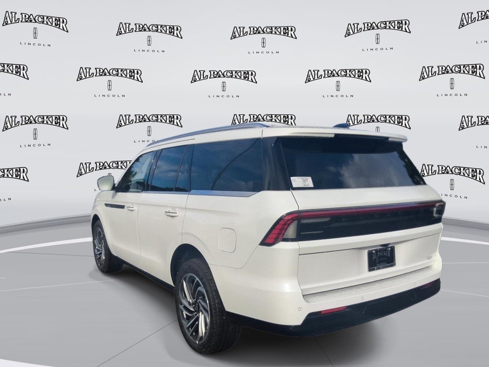 New 2027 Lincoln Navigator Reserve AWD/4WD image 3