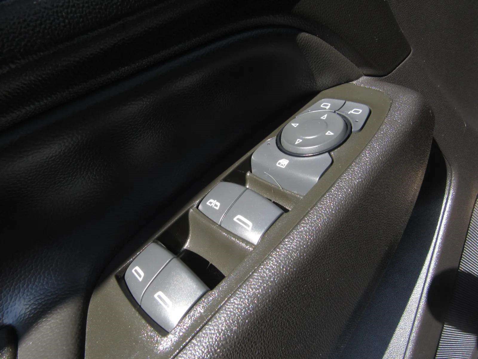 Used 2025 Chevrolet Traverse LT FWD image 23