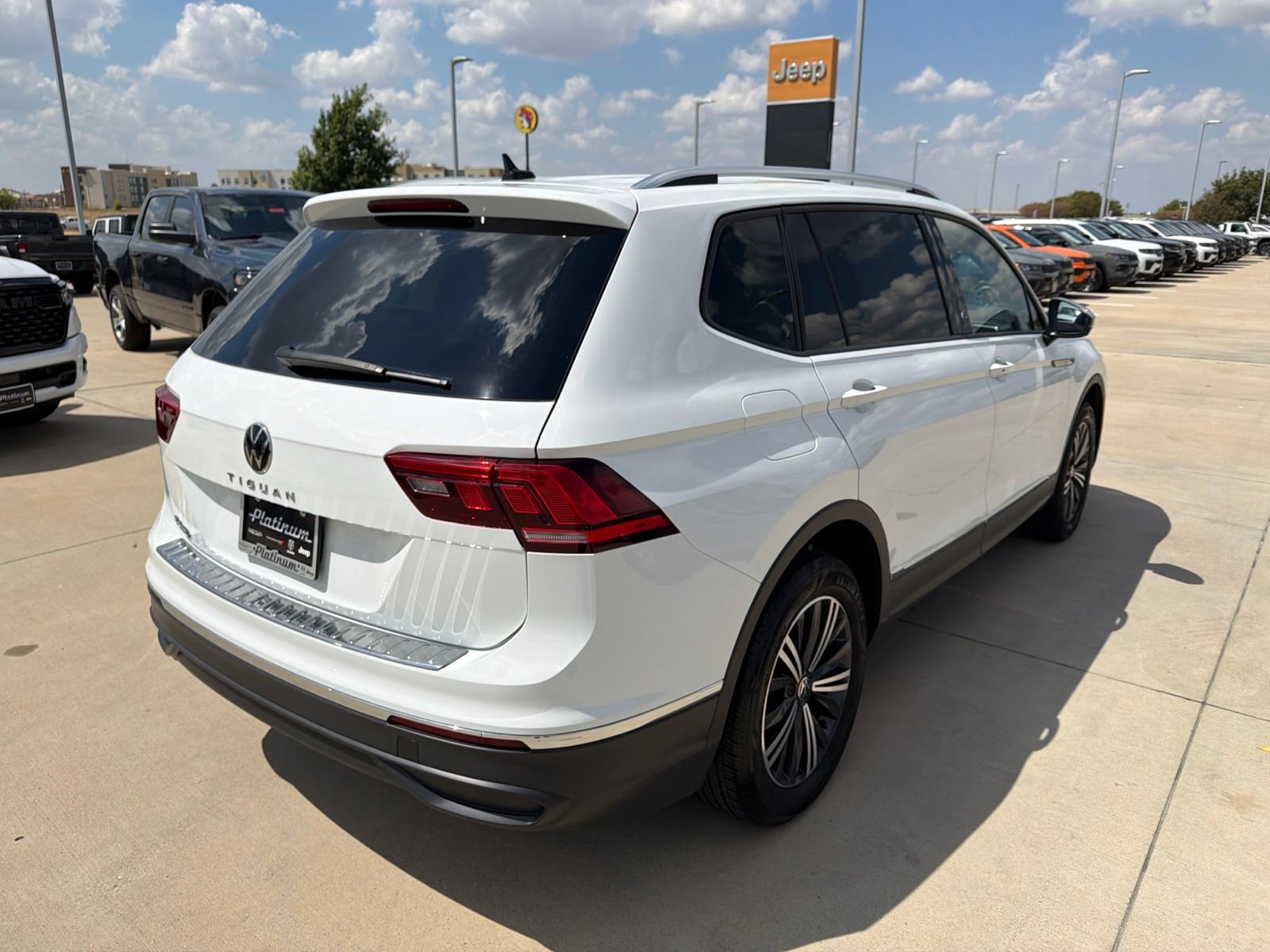 Used 2024 Volkswagen Tiguan SE FWD image 5